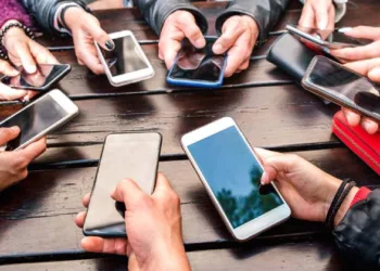 ഒരുമിച്ച് സമയം ചിലവിടുമ്പോൾ കൂടെയുള്ളയാൾ ഫോൺ ഇടയ്ക്കിടെ നോക്കാറുണ്ടോ?:ഫബ്ബിങ്ങാണ് ശ്രദ്ധിച്ചോളൂ…പുതിയ വില്ലൻ