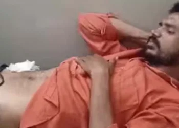 വയറുവേദനയ്ക്ക് യൂട്യൂബ് നോക്കി വയറുകീറി സ്വയം ശസ്ത്രക്രിയ; 32 കാരന് 11 തുന്നലുകൾ