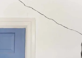 കൊച്ചിയിൽ ആശുപത്രിയിലെ കോൺക്രീറ്റ് പാളി  കട്ടിലിലേക്ക് അടർന്നുവീണു; നവജാത ശിശുവിനെയും എടുത്ത് മുത്തശ്ശി പുറത്തേക്ക് ഓടി