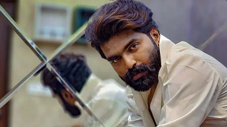 നടന്റെ അടുത്ത് കഥപറയാൻ പോയപ്പോൾ കാരവാനിലുണ്ടായ പുക…ഇറങ്ങിപ്പോയ ആളാണ് ഞാൻ; അഭിലാഷ് പിള്ള