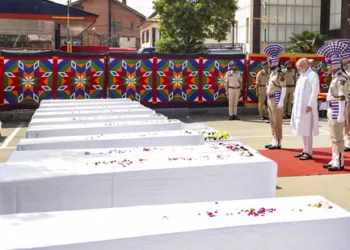 **EDS: THIRD PARTY IMAGE** In this image released by @AmitShah via X on April 23, 2025, Union Home Minister Amit Shah pays his last respects to 26 people killed in the Pahalgam terror attack, in Srinagar, Jammu and Kashmir. (@AmitShah via PTI Photo)(PTI04_23_2025_000103B)