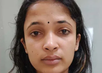 വിദ്യാർത്ഥിയുടെ പിതാവുമായി പ്രണയം നടിച്ച്   പണം തട്ടിയ കേസിൽ അധ്യാപിക അറസ്റ്റിൽ