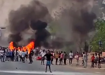 കലാപഭൂമിയായി മുർഷിദാബാദ്,ബംഗ്ലാദേശി ഭീകരസാന്നിദ്ധ്യം; ജീവനും കൊണ്ടോടി ഹിന്ദുക്കൾ; കയ്യും കെട്ടി നോക്കിനിന്ന് മമത; വ്യാപക വിമർശനം