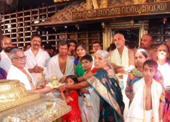 ഉണ്ണിക്കണ്ണന് പൊന്നിൻകിരീടം; 36 പവന്റെ സ്വർണക്കിരീടം വഴിപാട് സമർപ്പിച്ച് ഭക്തൻ