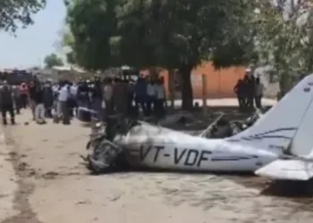 ഗുജറാത്തിൽ സ്വകാര്യ ചെറുവിമാനം തകർന്നുവീണു ; പൈലറ്റ് മരിച്ചു