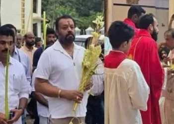 വൈദികരിൽ നിന്നും കുരുത്തോല ഏറ്റുവാങ്ങി സുരേഷ് ഗോപി  ; ഓശാന ചടങ്ങില്‍ പങ്കെടുത്ത് കേന്ദ്രമന്ത്രി