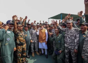 ധീരസൈനികരെ നേരിട്ട് കണ്ട് അഭിനന്ദിച്ച് മോദി,അപ്രതീക്ഷിത സന്ദർശനം ആദംപൂർ വ്യോമത്താവളത്തിൽ