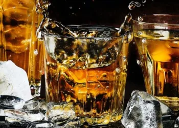 ജീവനക്കാർ മദ്യലഹരിയിലാണോയെന്ന് പരിശോധിക്കാൻ എത്തിയ ഉദ്യോഗസ്ഥൻ’പാമ്പ്’:സസ്‌പെൻഷൻ