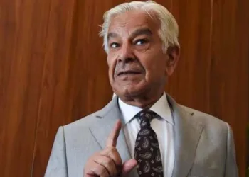 പായയിൽ മുള്ളി പാകിസ്താൻ: ഇന്ത്യ ആക്രമണം നിർത്തിയാൽ ചർച്ചയ്ക്ക് തയ്യാർ; സ്വബോധത്തോടെ പാക് പ്രതിരോധമന്ത്രി ഖ്വാജ ആസിഫ്