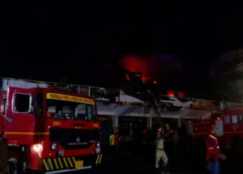 കോഴിക്കോട് നഗരത്തിൽ തീപിടുത്തം ; രണ്ടു മണിക്കൂർ പിന്നിട്ടിട്ടും നിയന്ത്രണവിധേയമായില്ല