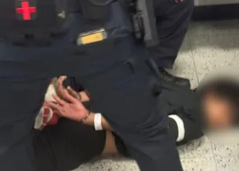 എത്തിയത് നിയമവിരുദ്ധമായി, കൂടെ മോശം പെരുമാറ്റവും ബഹളവും ; യുഎസ് വിമാനത്താവളത്തിൽ വിദ്യാർത്ഥിയെ വിലങ്ങുവെച്ച സംഭവത്തിൽ ഇന്ത്യൻ കോൺസുലേറ്റ്