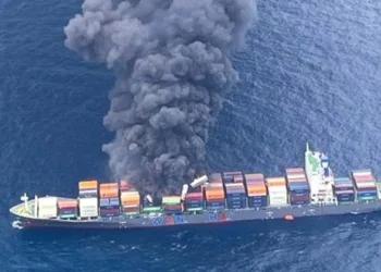 ചരക്കുകപ്പലിലെ കണ്ടെയ്‌നറിന് വീണ്ടും തീപിടിച്ചു; 4ാം ദിനവും ദൗത്യം തുടരുന്നു
