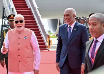 മാലിദ്വീപിലേക്ക് മാസ് ലുക്കിൽ മോദി; ഗംഭീര സ്വീകരണം ; വിമാനത്താവളത്തിൽ നേരിട്ടെത്തി സ്വീകരിച്ച് മുഹമ്മദ് മുയിസുവും മന്ത്രിമാരും