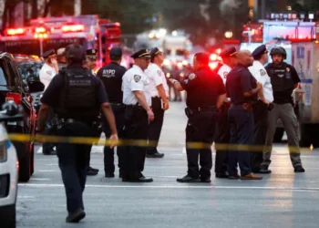 ന്യൂയോർക്കിൽ ഉന്നത ഓഫീസ് കെട്ടിടത്തിൽ വെടിവെപ്പ് ; ഒരു പോലീസുകാരൻ ഉൾപ്പെടെ അഞ്ച് പേർ മരിച്ചു