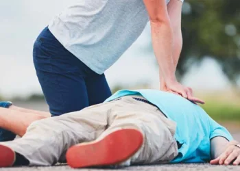 നടുറോഡിൽ കുഴഞ്ഞുവീണ യുവതിയ്ക്ക് സിപിആർ നൽകി രക്ഷകനായി; യുവാവിനതിരെ പീഡനപരാതി