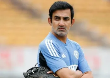 അവനെ വിമർശിക്കുന്ന ആളുകൾക്ക് ചുമ്മാ സംസാരിക്കാൻ മാത്രം അറിയാം, അവർക്ക് ക്രിക്കറ്റ് അറിയില്ല; സൂപ്പർതാരത്തെക്കുറിച്ച് ഗൗതം ഗംഭീർ