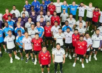 ഹാരി മാഗ്വയർക്ക് ക്രിക്കറ്റിലും ഉണ്ടെടാ പിടി, സോഷ്യൽ മീഡിയയെ തീപിടിപ്പിച്ച് മാഞ്ചസ്റ്റർ യുണൈറ്റഡും ഇന്ത്യൻ ടീമും; ചിത്രങ്ങൾ വൈറൽ