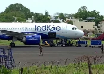 അഹമ്മദാബാദിൽ അപകടത്തിൽപ്പെട്ട് ഇൻഡിഗോ വിമാനം; ടേക്കോഫിനിടെ എഞ്ചിനിൽ തീപിടിച്ചു