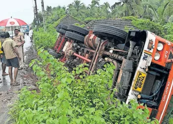 ഗ്യാസ് ചോരുന്നു ; കാഞ്ഞങ്ങാട് മറിഞ്ഞ ഗ്യാസ് ടാങ്കറിൽ വാതക ചോർച്ച