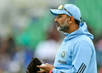 ഇതിനെക്കാൾ വലിയ വെടിക്കെട്ട് കണ്ടിട്ട് പേടിച്ചിട്ടില്ല, പിന്നെയാണ് ഈ ചെറിയ ഐറ്റം; ഇന്ത്യൻ ബാറ്റിംഗ് പരിശീലകൻ പറഞ്ഞ മറുപടി ചർച്ചയാകുന്നു