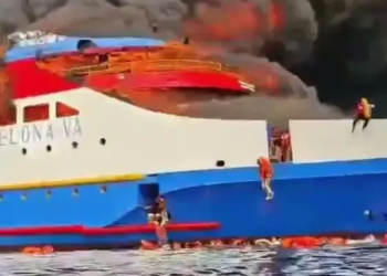 300 യാത്രക്കാരുമായി പോയ ഇൻഡോനേഷ്യൻ ബോട്ടിൽ സ്ഫോടനവും തീപിടുത്തവും ; രക്ഷയ്ക്കായി കടലിലേക്ക് ചാടിയ പകുതിയോളം യാത്രക്കാരെ കാണാതായി