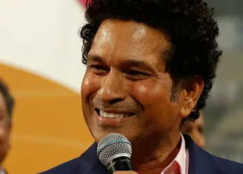 ഒരൊറ്റ ഉപദേശം മതി കരിയർ മാറി മറിയാൻ, ഫോം ഇല്ലാതെ ബുദ്ധിമുട്ടിയ സച്ചിനെ സെറ്റാക്കിയത് ചെന്നൈയിലെ വെയിറ്റർ; സംഭവിച്ചത് ഇങ്ങനെ