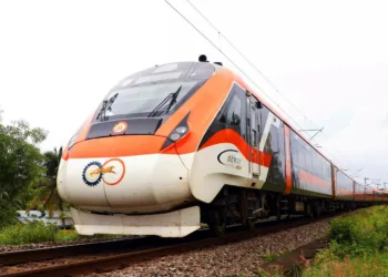 റെയിൽ പാളത്തിൽ കല്ല് വെച്ച് വിദ്യാർത്ഥികൾ ; ആടിയുലഞ്ഞ് വന്ദേ ഭാരത് ; തലനാരിഴയ്ക്ക് ഒഴിവായത് വൻ ദുരന്തം