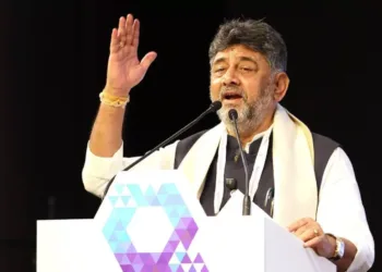 ‘ഗാന്ധി കുടുംബമാണ് എന്റെ ദൈവം’ ; നിയമസഭയിൽ ആർഎസ്എസ് പ്രാർത്ഥന പാടിയതിൽ മാപ്പ് പറയാൻ തയ്യാറാണെന്ന് ഡി.കെ ശിവകുമാർ