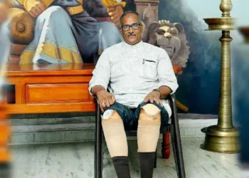 30 വർഷങ്ങൾക്ക് ശേഷം കീഴടങ്ങി സദാനന്ദൻ മാസ്റ്ററുടെ കാലുകൾ വെട്ടിമാറ്റിയ സിപിഎമ്മുകാർ ; യാത്രയയപ്പിനെത്തി കെ കെ ശൈലജ ഉൾപ്പെടെയുള്ള നേതൃത്വം