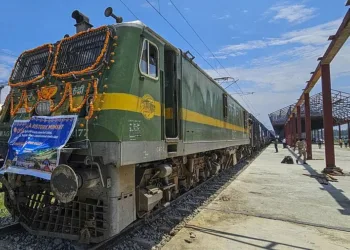 കശ്മീരിൽ ആദ്യമായി ചരക്ക് തീവണ്ടിയും എത്തി ; സ്വാഗതം ചെയ്യാനെത്തിയത് വൻജനക്കൂട്ടം ; കർഷകർക്കും നിർമ്മാണ മേഖലയ്ക്കും വൻ നേട്ടം