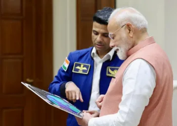 മോദിക്ക് ബഹിരാകാശത്തുനിന്നുമുള്ള സമ്മാനങ്ങളുമായി ശുഭാംശു ശുക്ല ; അഭിമാനമെന്ന് മോദി