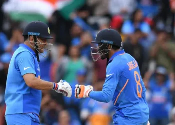 കൈയടിക്കാനല്ല പുജാരയെ ഇവിടെ നിർത്തിയിരിക്കുന്നത്, ഭൂമി പിളർന്ന് പോയാൽ മതിയെന്ന് ജഡേജ ആഗ്രഹിച്ച നിമിഷം; തഗ് മറുപടി നൽകി ധോണി