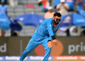 കൂട്ടുകാർ ഒകെ തന്നെ നീ വലിയ താരവുമാണ്, പക്ഷെ ഇമ്മാതിരി പാരിപാടി മേലാൽ കാണിക്കരുത്; കോഹ്‌ലിയുടെ അമിതാത്മവിശ്വാസം തകർത്ത് ധോണി