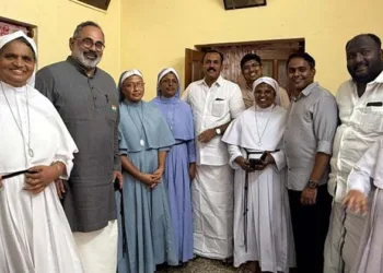 പുഞ്ചിരിയോടെ മടക്കം: ജാമ്യത്തിലിറങ്ങിയ കന്യാസ്ത്രീകളെ സന്ദർശിച്ച് രാജീവ് ചന്ദ്രശേഖർ