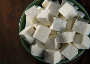 പാലുമായി പേരിനെങ്കിലും ഒരുബന്ധം..അപകടകരമായ വസ്തുക്കളുമായി പനീർ; പിടിച്ചെടുത്തത് 550 കിലോ വ്യാജൻ