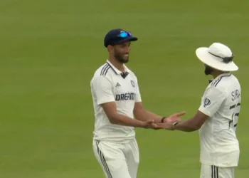 എനിക്ക് ഒരു തെറ്റ് പറ്റിയെടാ ക്ഷമിക്ക്, പ്രസീദിനോട് മാപ്പുപറഞ്ഞ് സിറാജ്; ഇന്ത്യക്ക് പണിയായി താരത്തിന്റെ അബദ്ധം