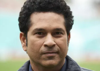 സാധാരണ ഈ സൈസ് എടുക്കാത്തതാണല്ലോ, കട്ട കലിപ്പിൽ സച്ചിൻ ടെണ്ടുൽക്കർ; വിമർശനം മുഴുവൻ ആ താരത്തിന്