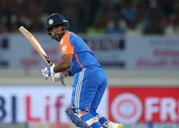 സഞ്ജുവിനെ എന്ത് കണ്ടിട്ടാണ് ഇലവനിൽ കളിപ്പിക്കണം എന്ന് പറയുന്നത്, സ്ഥാനത്തിന് അർഹൻ അവനാണ്; മലയാളി താരത്തെക്കുറിച്ച് ക്രിസ് ശ്രീകാന്ത് പറയുന്നത് ഇങ്ങനെ