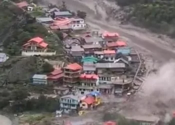 വയനാടിന് സമാനം; ഉത്തരാഖണ്ഡിൽ മേഘവിസ്ഫോടനം ; ടൂറിസ്റ്റ് മേഖലയെ ഒന്നാകെ തകർത്ത് ഇരച്ചെത്തിയ പ്രളയജലം ; നൂറുകണക്കിന് പേരെ കാണാതായി