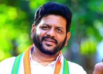 രാഹുൽ മാങ്കൂട്ടത്തിലിനെതിരെ പരാതിപ്പെട്ടവരെ അപമാനിച്ച് വി കെ ശ്രീകണ്ഠൻ എംപി ; വസ്ത്രധാരണത്തെക്കുറിച്ച് അധിക്ഷേപം