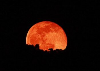 ‘ബ്ലഡ് മൂൺ’ ഇന്ന് കാണാം ; രക്തചന്ദ്രഗ്രഹണത്തിന് മണിക്കൂറുകൾ മാത്രം ; ഗുരുവായൂരിലും ശബരിമലയിലും നേരത്തെ നടയടക്കും