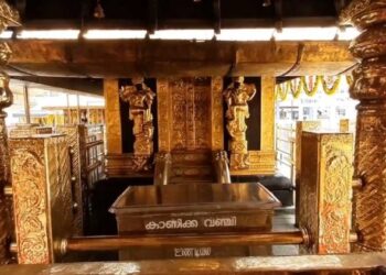 ശബരിമലയിലെ ദ്വാരപാലക ശില്പങ്ങളിലെ സ്വർണ്ണപാളി ഇളക്കി മാറ്റിയ സംഭവം ; ദേവസ്വം ബോർഡിനോട് വിശദീകരണം തേടി ഹൈക്കോടതി
