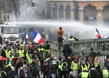 ഫ്രാൻസിലും കലാപം ; തെരുവുകളിൽ തീവെപ്പ് ; 200 പേർ അറസ്റ്റിൽ