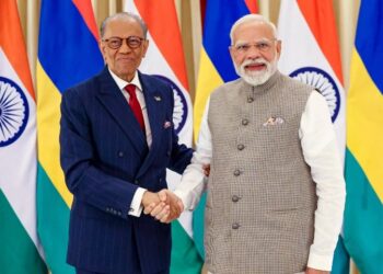 കാശിയിലെത്തി മോദിയെ കണ്ട് മൗറീഷ്യസ് പ്രധാനമന്ത്രി ; പങ്കാളികൾ മാത്രമല്ല ഒരു കുടുംബം ആണെന്ന് മോദി ; ‘ജൻ ഔഷധി’ ഇനി മൗറീഷ്യസിലും