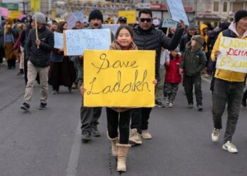ലഡാക്കിൽ ജെൻ സീയെ രംഗത്തിറക്കി പ്രതിഷേധത്തിന് ശ്രമം ; പൂർണ്ണ സംസ്ഥാന പദവി വേണമെന്ന് ആവശ്യം ; സിആർപിഎഫ് വാഹനത്തിന് തീയിട്ടു