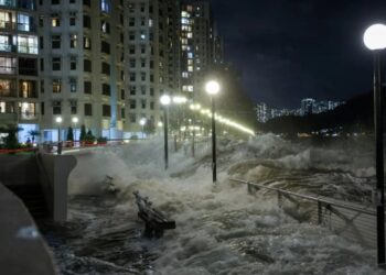 ഹോങ്കോങ്ങിൽ കരതൊട്ട് രാഗസ ചുഴലിക്കാറ്റ് ; തായ്‌വാനിൽ 17 മരണം ; ഫിലിപ്പീൻസിൽ 10 മരണം ; ചൈന ഒഴിപ്പിച്ചത് 20 ലക്ഷം പേരെ