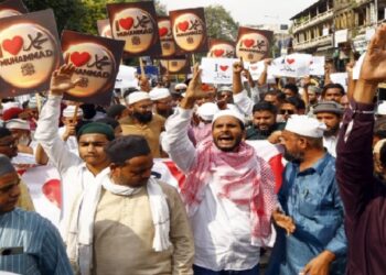 ‘ഐ ലവ് മുഹമ്മദ്’ ബാനറുകളുമായി തെരുവിൽ പ്രതിഷേധം ; ബറേലിയിൽ സംഘർഷം ; കലാപ ശ്രമം വെള്ളിയാഴ്ച പ്രാർത്ഥനയ്ക്കുശേഷം