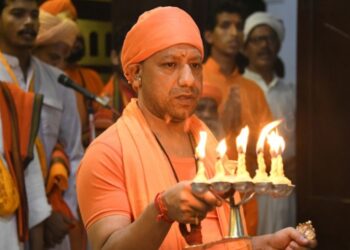 ‘സ്ത്രീകളെയും കുട്ടികളെയും മുൻനിർത്തി ഹിന്ദു ഉത്സവങ്ങൾ അലങ്കോലപ്പെടുത്താമെന്ന് മനസ്സിൽ പോലും ചിന്തിക്കരുത്’ ; ഒരുത്തനെയും വെറുതെ വിടില്ലെന്ന് യോഗി