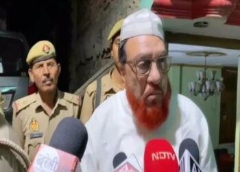 പോലീസിന്റെ കൈ വെട്ടുമെന്ന് ഭീഷണി ; മൗലാന തൗഖീറിന്റെയും അനുയായികളുടെയും വ്യാപാരസ്ഥാപനങ്ങൾക്ക് പൂട്ടിട്ട് യുപി പോലീസ്