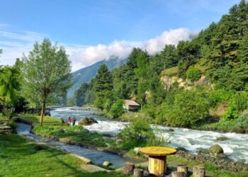 ഒരിടവേളക്കുശേഷം വിനോദസഞ്ചാരികൾക്കായി വാതിൽ തുറന്ന് കശ്മീർ ; പഹൽഗാം ആക്രമണത്തിന് ശേഷം അടച്ചിട്ട ഏഴ് വിനോദസഞ്ചാര കേന്ദ്രങ്ങൾ വീണ്ടും തുറന്നു